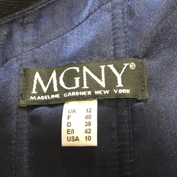 Evening Dress, in perfect condition. Has boning and bra cups. Orig price 800$ - Picture 4 of 9